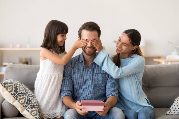 żona i dziecko robią niespodziankę dla taty w dniu ojców - birthday present family facial expression birthday zdjęcia i obrazy z banku zdjęć