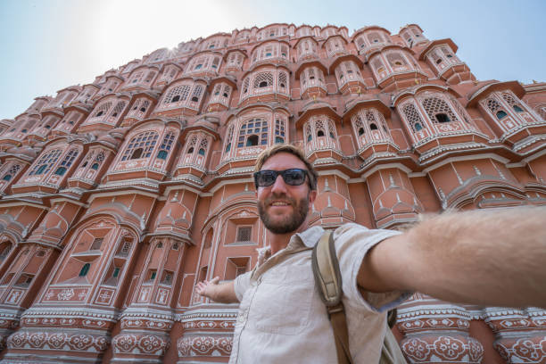 młody człowiek robi selfie portret przed pałacem w indiach -hawa mahal pałacu w dżajpurze, indie - hawa zdjęcia i obrazy z banku zdjęć