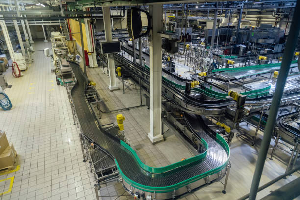 línea de producción de cervecería moderna, vista aérea. - bottling plant industry drink food processing plant fotografías e imágenes de stock