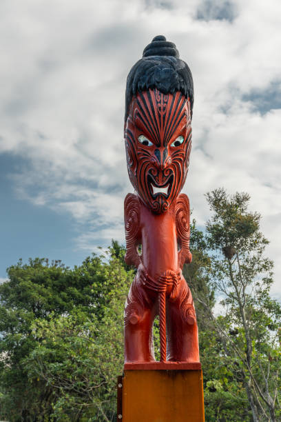традиционная резьба по дереву маори, геотермальные гейзеры роторуа, северный остров новая зеландия, 14 января 2018 г. - maori new zealand tattoo art стоковые фото и изображения