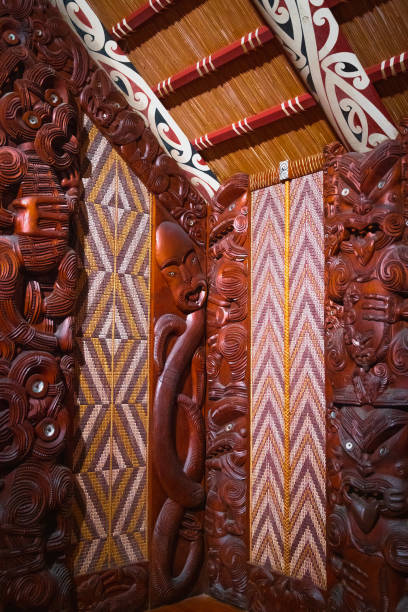традиционная резьба по дереву маори, основания договора вайтанги и музей, новая зеландия, 11 января 2018 г. - maori new zealand tattoo art стоковые фото и изображения