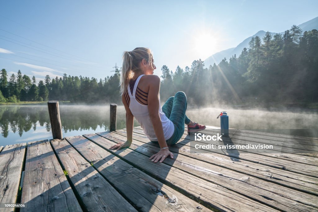 Entspannen Sie sich auf See Pier am Sonnenaufgang genießen frische aus der Natur joggen Frau - Lizenzfrei Gesunder Lebensstil Stock-Foto