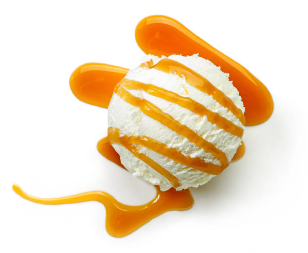 crème glacée vanille décoré avec une sauce caramel - caramel photos et images de collection