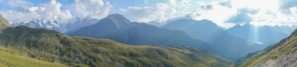 bellissimo paesaggio montano nelle alpi svizzere nel cantone dei grigioni - st moritz panoramic switzerland graubunden canton foto e immagini stock