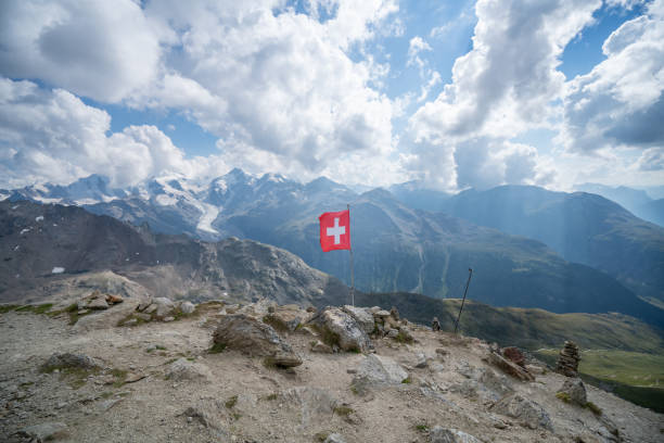 bellissimo paesaggio montano nelle alpi svizzere nel cantone dei grigioni - st moritz panoramic switzerland graubunden canton foto e immagini stock