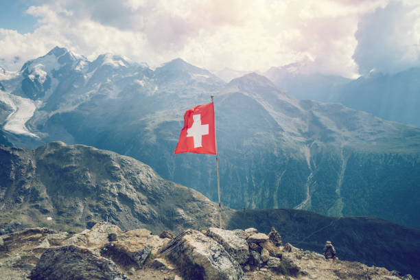 bellissimo paesaggio montano nelle alpi svizzere nel cantone dei grigioni - switzerland engadine european alps lake foto e immagini stock