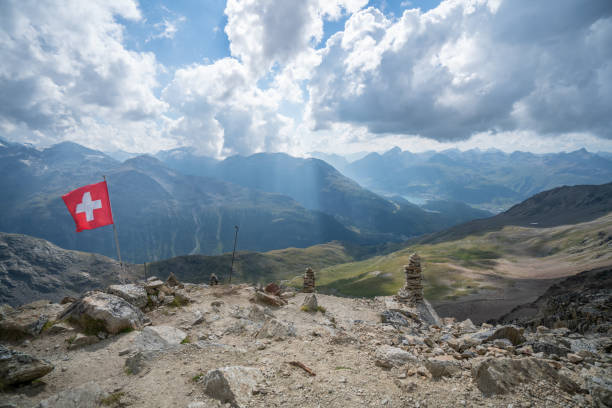 bellissimo paesaggio montano nelle alpi svizzere nel cantone dei grigioni - st moritz panoramic switzerland graubunden canton foto e immagini stock