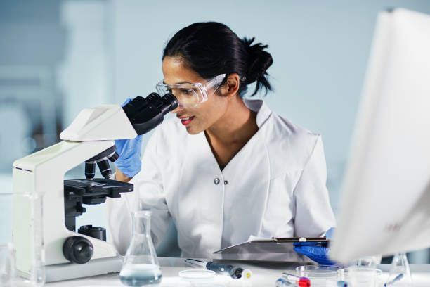 weibliche medizinische forscher - laboratory microscope pathologist scientist stock-fotos und bilder