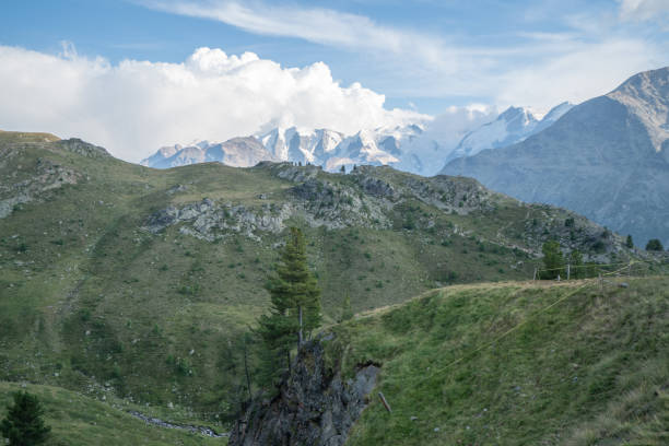 bellissimo paesaggio montano nelle alpi svizzere nel cantone dei grigioni - st moritz panoramic switzerland graubunden canton foto e immagini stock