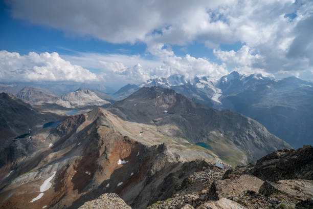 bellissimo paesaggio montano nelle alpi svizzere nel cantone dei grigioni - st moritz panoramic switzerland graubunden canton foto e immagini stock