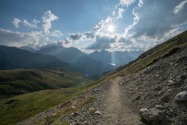 bellissimo paesaggio montano nelle alpi svizzere nel cantone dei grigioni - st moritz panoramic switzerland graubunden canton foto e immagini stock