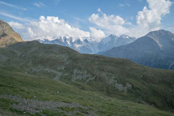 bellissimo paesaggio montano nelle alpi svizzere nel cantone dei grigioni - st moritz panoramic switzerland graubunden canton foto e immagini stock