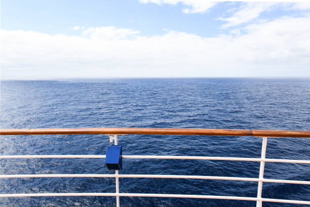 ringhiera nave da crociera - sea safety antenna radar foto e immagini stock