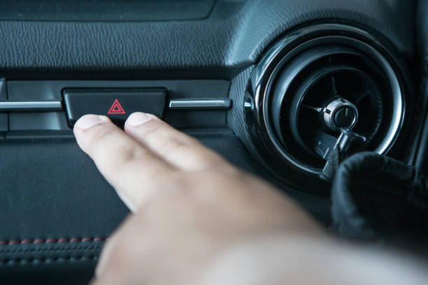 車で緊急ライト ボタンを押す人間の手 - fog light switch ストックフォトと画像