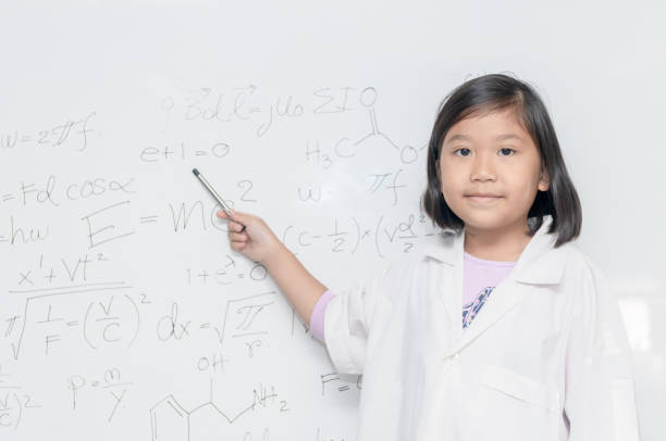 petite fille asiatique scientifique pointant sur tableau blanc - formula blackboard complexity scientist photos et images de collection