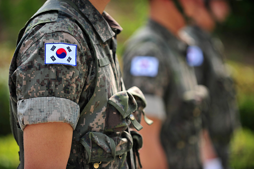 Soldado del ejército de Corea del sur y la bandera coreana Taegeukgi photo