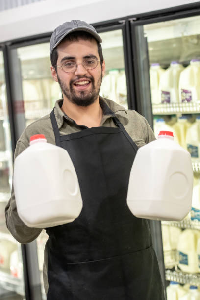 pracownik sklepu spożywczego - milkman zdjęcia i obrazy z banku zdjęć