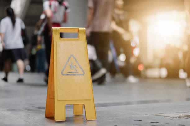 cartello che mostra avvertimento di cautela pavimento bagnato whitin aeroporto. - floor wet slippery danger foto e immagini stock