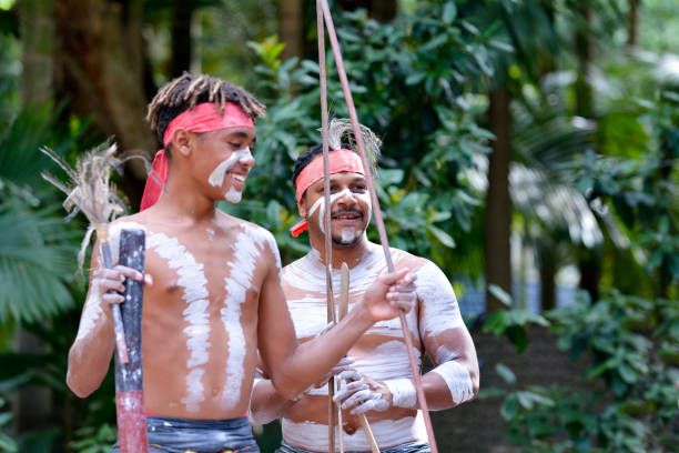 glücklich aborigines-männer jagd - australia boomerang aboriginal aborigine stock-fotos und bilder
