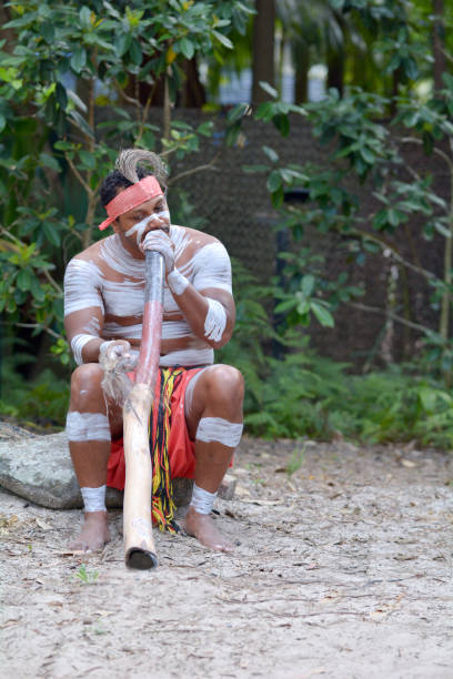 uomo australiano indigeno che suona musica aborigena su didgeridoo instrument - aborigine didgeridoo indigenous culture australia foto e immagini stock