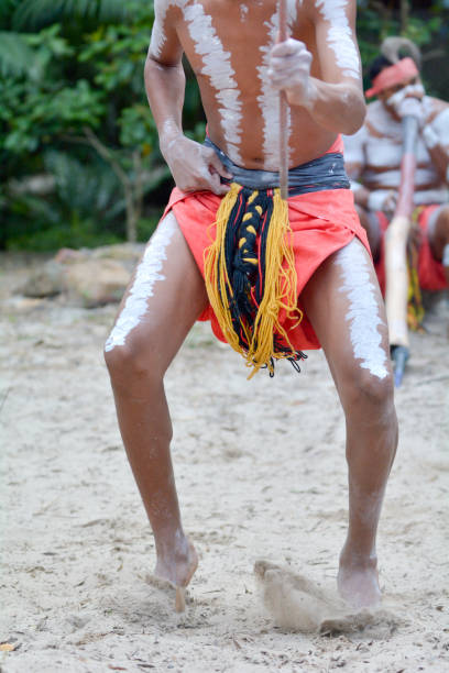 adulto indígena australiano jovem dançando ao ritmo do som do instrumento musical didgeridoo - australia boomerang aboriginal aborigine - fotografias e filmes do acervo