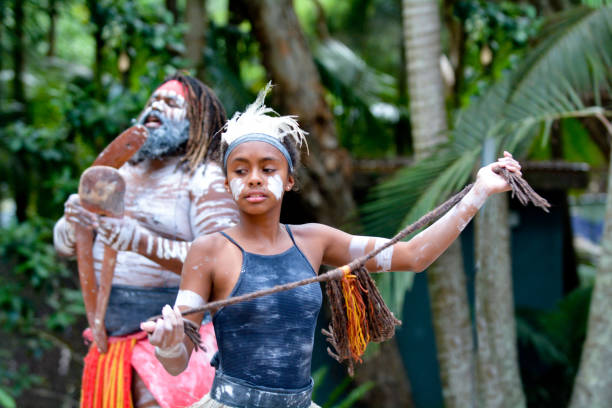 jovem adulta indígena australiana mulher dançando - aborigine indigenous culture australian culture australia - fotografias e filmes do acervo