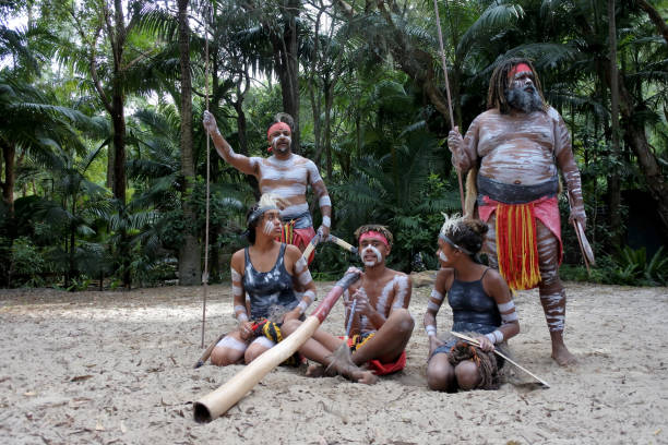 aborigines-leute, die tanzen - australia boomerang aboriginal aborigine stock-fotos und bilder