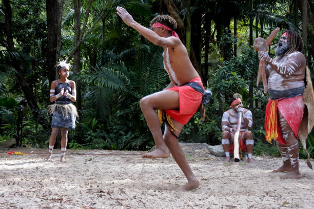 aborigines-leute, die tanzen, didgeridoo musical instrument sound rhythmus - australia boomerang aboriginal aborigine stock-fotos und bilder