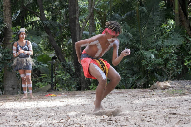 adulto indígena australiano jovem dançando - australia boomerang aboriginal aborigine - fotografias e filmes do acervo