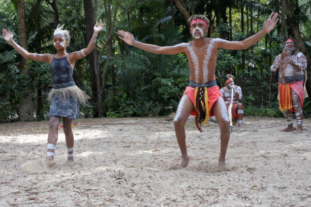 povos indígenas australianos dançando de didgeridoo musical ritmo som do instrumento - australia boomerang aboriginal aborigine - fotografias e filmes do acervo