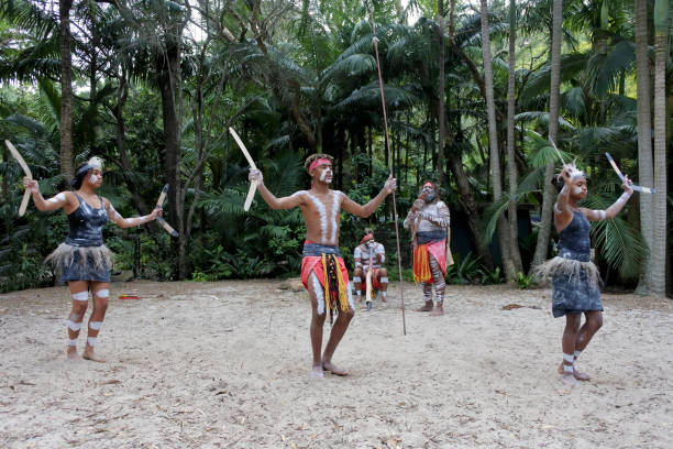 aborigines-leute, die tanzen, didgeridoo musical instrument sound rhythmus - australia boomerang aboriginal aborigine stock-fotos und bilder