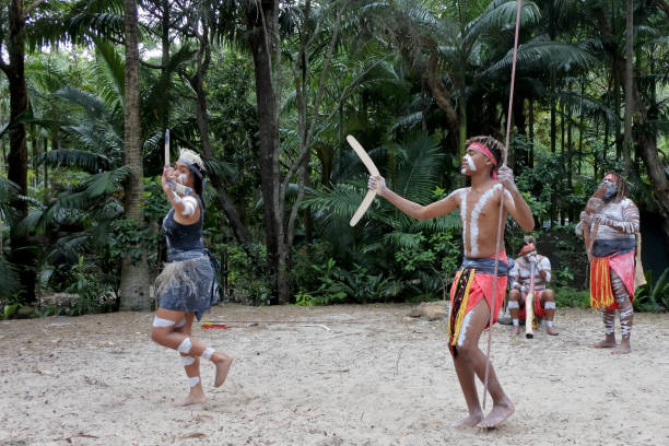 australiani indigeni
persone che ballano al ritmo sonoro dello strumento musicale didgeridoo - aborigine didgeridoo indigenous culture australia foto e immagini stock