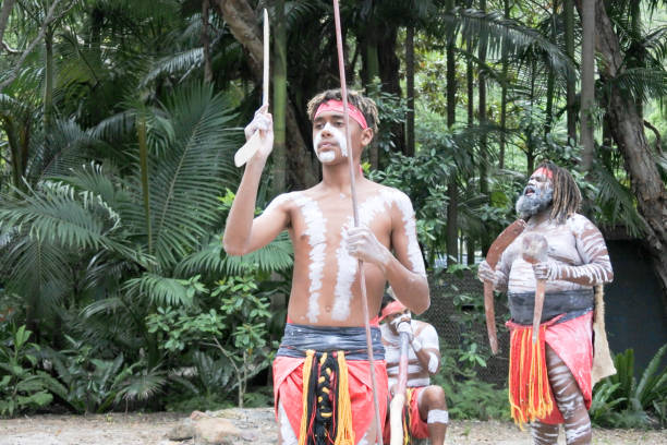 aborigines-männer tanzen didgeridoo musical instrument sound rhythmus - australia boomerang aboriginal aborigine stock-fotos und bilder