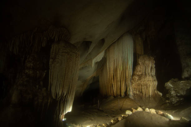 formations rocheuses stalactite caverne lawa. province de kanchanaburi, thaïlande. - geological feature cave sedimentary rock limestone photos et images de collection
