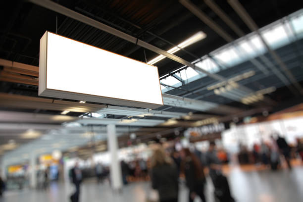 реклама рекламных щитов терминала аэропорта - lightbox airport airplane sign стоковые фото и изображения