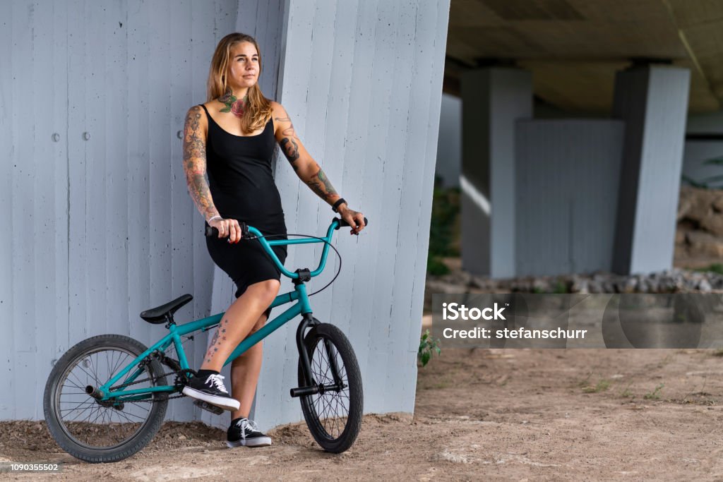 medida Metáfora Suministro Mujeres Jóvenes Con Tatuajes En Una Bici De Bmx Foto de stock y más banco  de imágenes de Adulto joven - Adulto joven, Bicicleta BMX, Habilidad -  Capacidad - iStock