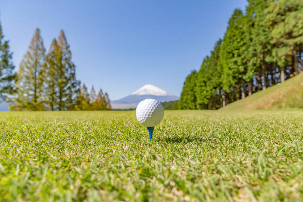 golf ball and mt. fuji - tee box imagens e fotografias de stock