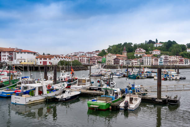 il porto turistico di st. jean de luz in francia. - st jean de luz harbor basque provinces france foto e immagini stock