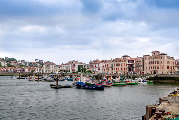 die marina in st. jean de luz in frankreich. - st jean de luz harbor basque provinces france stock-fotos und bilder