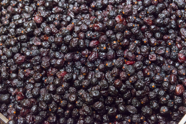 raisins de corinthe noirs de baies séchées. - currant photos et images de collection
