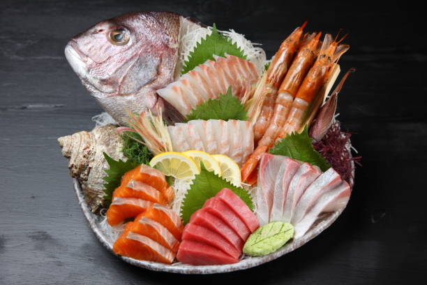 pargo rojo entero pescado sashimi combo placa - sashimi fotografías e imágenes de stock