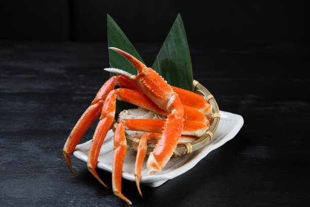 boiled snow crab studio shot of boiled snow crab snow crab photos stock pictures, royalty-free photos & images