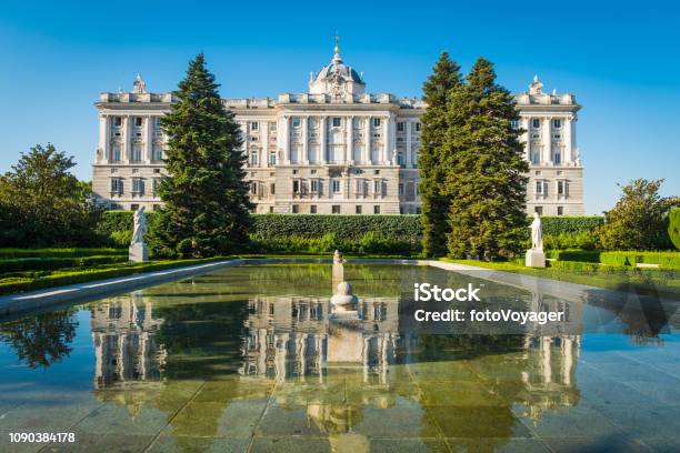 Königspalast Von Madrid Reflektiert In Sabatini Gärten Zier See Spanien Stockfoto und mehr Bilder von Ziergarten