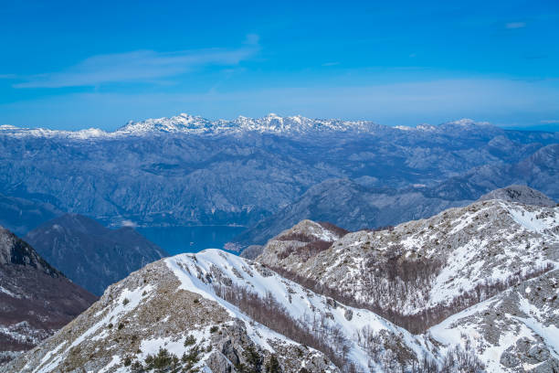 コトル湾の冬の風景 - lovcen ストックフォトと画像