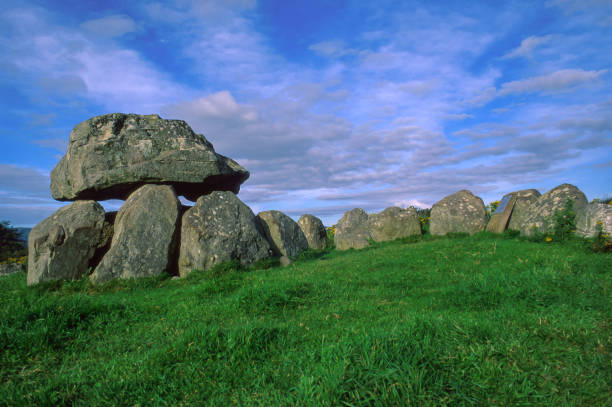 7, carrowmore, grab auf dem knocknarea halbinsel im county sligo, ein ort der prähistorischen bestattungsriten befindet sich auf dem hügel, irland - sligo stock-fotos und bilder