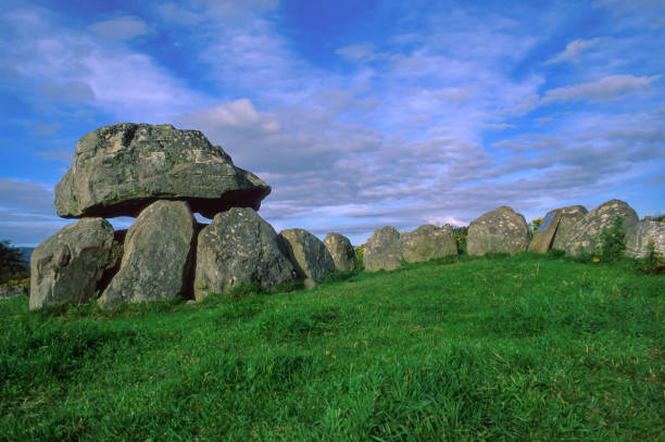 grób 7, carrowmore, na półwyspie knocknarea w hrabstwie sligo, miejscu prehistorycznych rytuałów pogrzebowych znajdujących się na wzgórzu, irlandia - carrowmore zdjęcia i obrazy z banku zdjęć