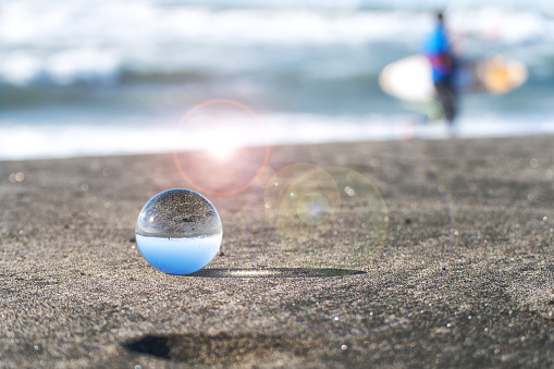 Bola de lente de guardare il mare attraverso una photo