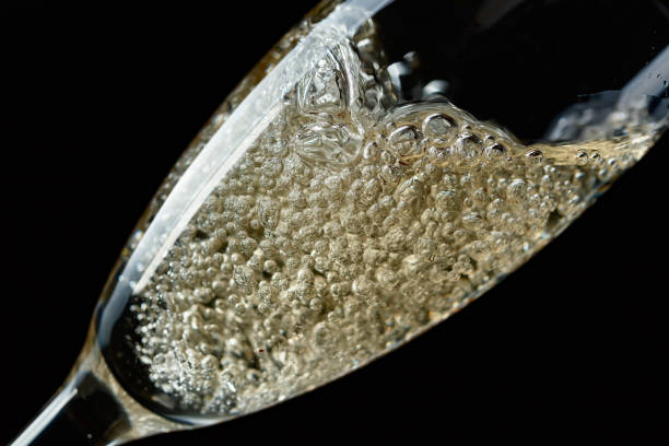 ブラックに分離されたシャンパンのしぶきのガラス。 - champagne celebration glass black ストックフォトと画像
