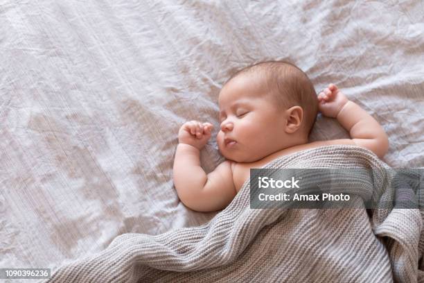 Friedliche Babys Auf Einem Bett Liegen Und Schlafen Zu Hause Stockfoto und mehr Bilder von Baby