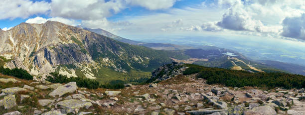 Beautiful panoramic view of Strbske Pleso (Hungarian: Csorbato or Csorba-to, German: Tschirmer See, Polish: Szczyrbskie Jezioro) - is a favorite ski, tourist, and health resort in the High Tatras, Slovakia located on the lake by the same name. hermosa vista panorámica de strbske pleso (húngaro: csorbato o csorba-a, alemán: tschirmer see, polaco: szczyrbskie jezioro)-es un favorito resort de esquí, turismo y salud en el alto tatras, eslovaquia situado en el lago del mismo nombre.
